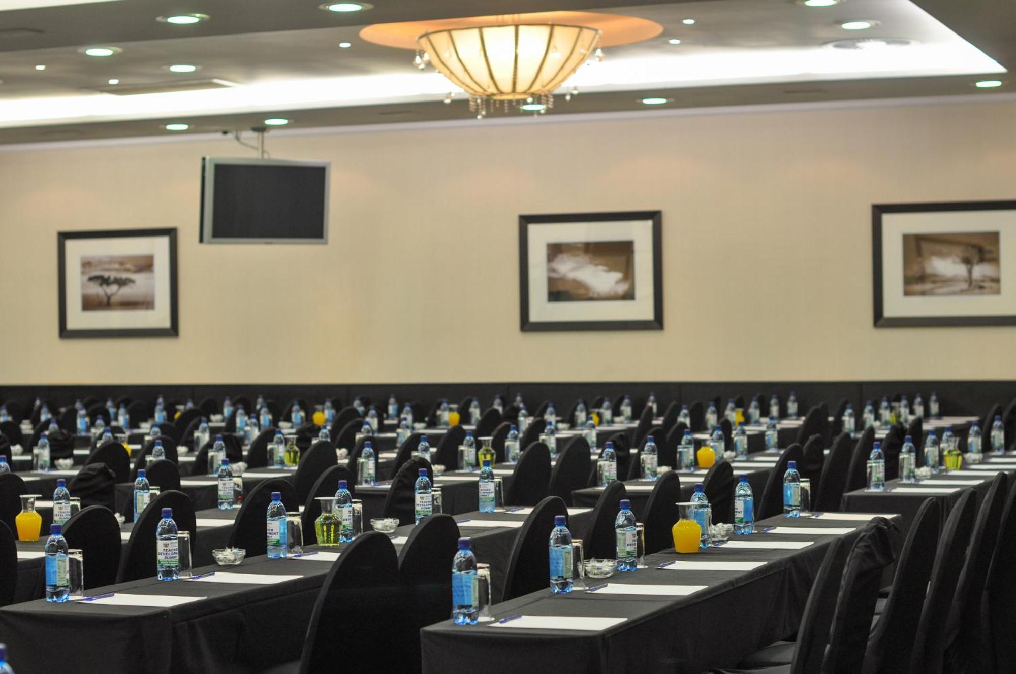 Safari Hotel & Convention Centre Рустенбург Екстериор снимка