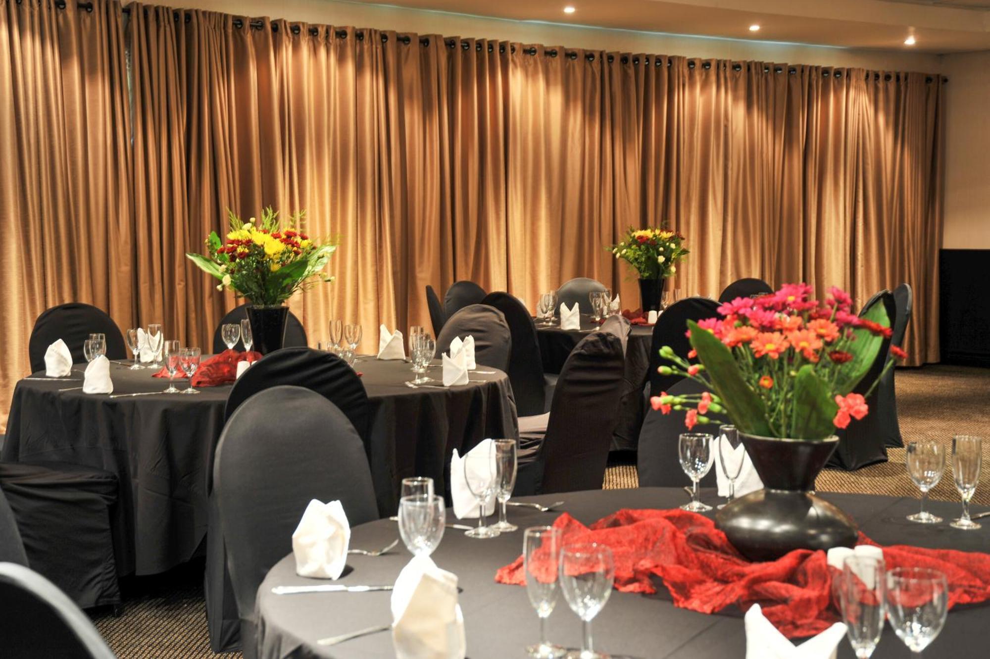 Safari Hotel & Convention Centre Рустенбург Екстериор снимка